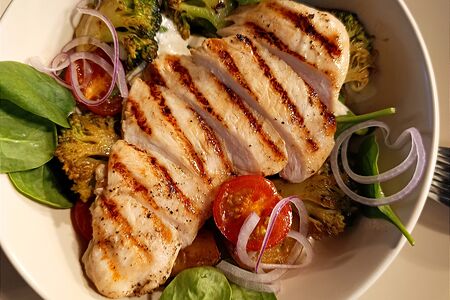 Салат с куриной грудкой гриль