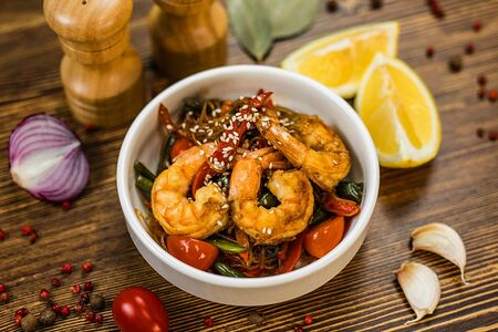 Вок с креветкой