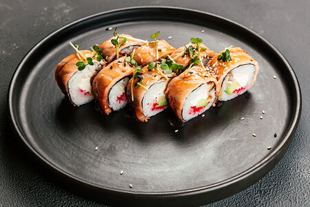 Теплый ролл с лососем