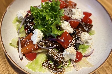 Салат с запечёнными баклажанами