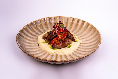 Запеченный ягненок с пюре из цветной капусты и сальсы из перца