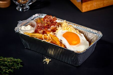 Фри с яйцом и беконом