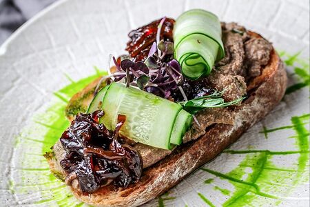 Брускетта с куриным паштетом и карамельным луком