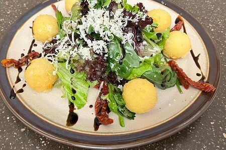 Микс-салат с вялеными томатами и сырными шариками