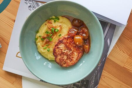 Куриная котлета, картофельное пюре, джем из томатов