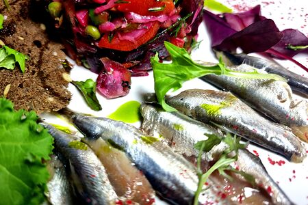 Винегрет с килькой и крутонами из бородинского хлеба