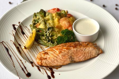 Стейк из лосося гриль