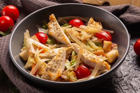 Салат Цезарь с курицей