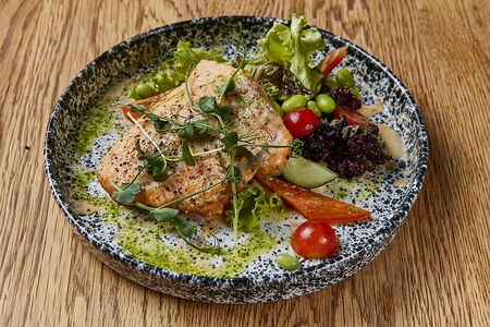 Стейк из форели в кокосовом соусе