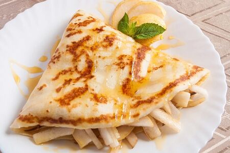 Блин с грушей и карамельным сиропом