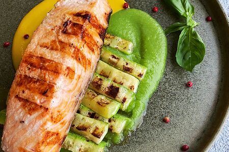 Стейк семги и кабачок