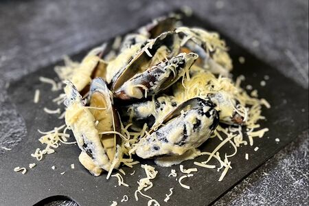 Мидии в раковине в сливочном соусе