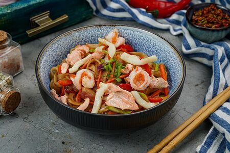 Вок с морепродуктами, овощами и соусом