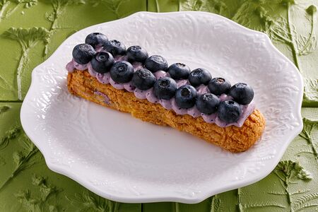 Эклер черничный