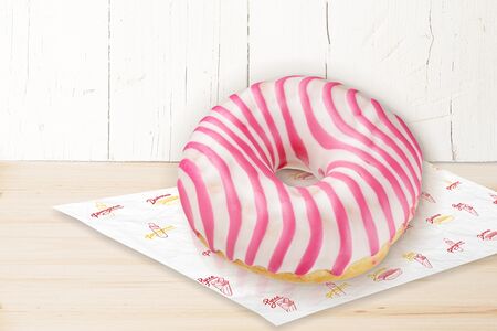 Донат ягодный микс