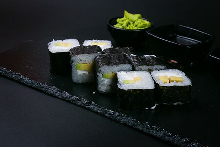 Ролл с авокадо с сыром