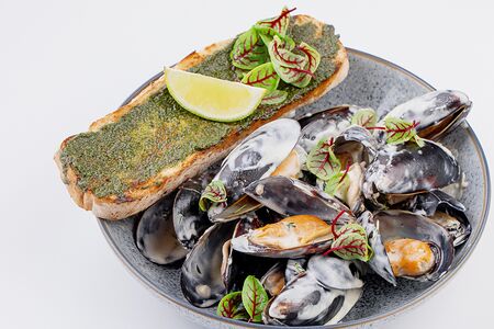 Еще больше мидий в сливочно-чесночном соусе