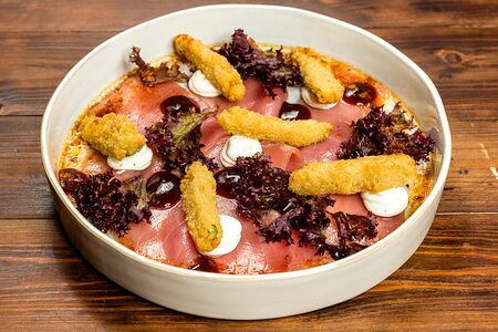 Подкопченный тунец, вишневый унаги, кабачки фри 