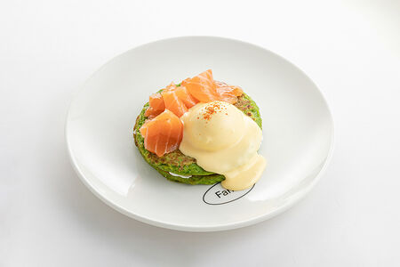 Бенедикт с лососем на зелёных оладьях