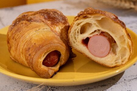 Круассан с сосиской и соусом