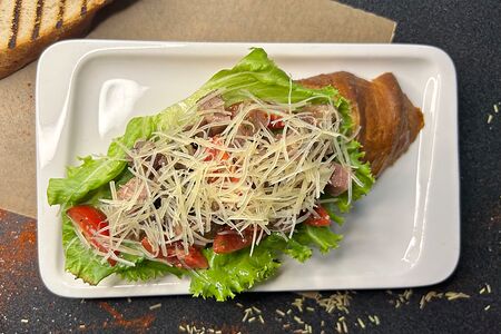 Брускетта с ростбифом и томатами