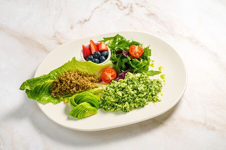 Фитнес завтрак с киноа и ягодами