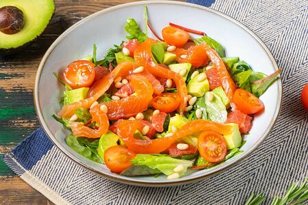 Салат с лососем авокадо