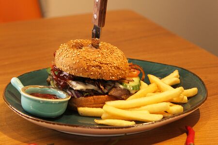 Бургер с рваной свининой 