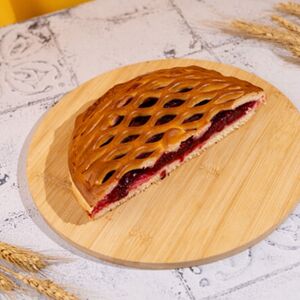 Половинка пирога с вишней