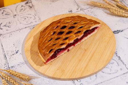 Половинка пирога с вишней