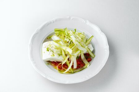 Молодой сыр с кислыми томатами и спаржей