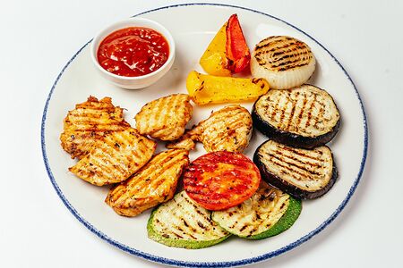 Куриное филе с овощами на гриле