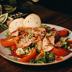 Салат с беконом и крутонами