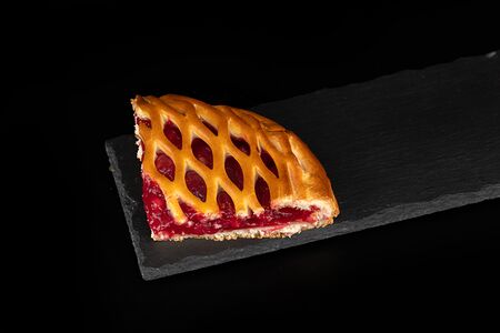 Четверть пирога с яблоком и брусникой