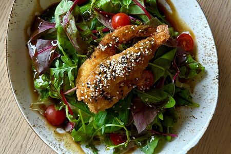 Салат с креветками в сухарях и ахи-соусом