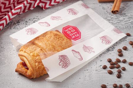 Круассан с клубничной начинкой