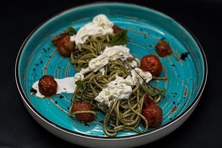 Паста с томатами, соусом песто и молодой страчателлой