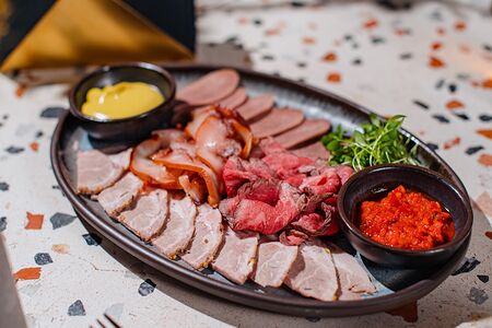 Мясная тарелка