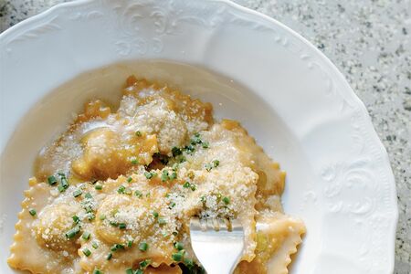 Равиоли с цыпленком, грибы, сливочный соус, пармезан