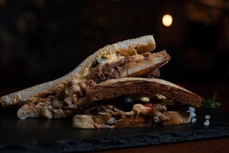 Сэндвич с рваной свининой и сыром Чеддер