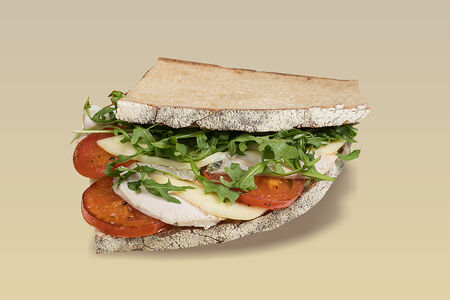 Сэндвич с курицей и жареными томатами