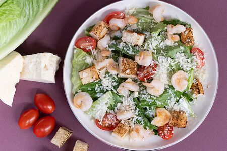 Салат Цезарь с креветками 