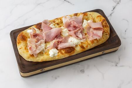 Пицца с ветчиной и моцареллой