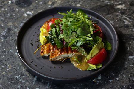 Салат с угрем, гуакамоле и водорослями вакаме