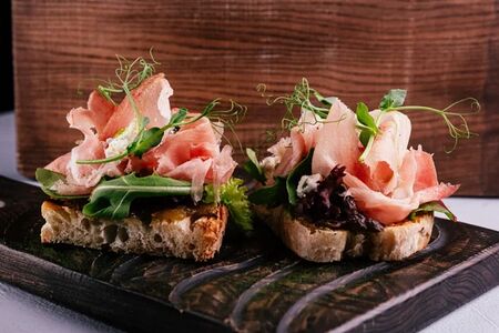 Брускетта с прошутто, грушей и сыром горгонзола