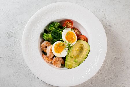Боул с креветками и мягко сваренным яйцом