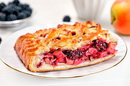 С яблоком и ежевикой (половина пирога)