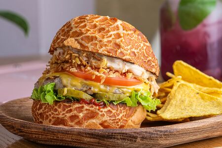 Бургер Клод с фермерским цыпленком  