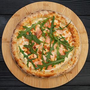 Пицца с лососем и рукколой