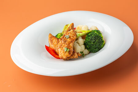 Теплый салат с брокколи и куриной грудкой